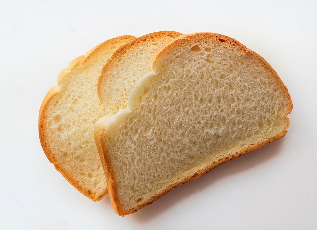 Pão de forma em fatias sobre fundo branco