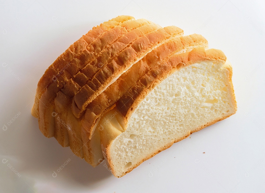 Pão de forma em fatias sobre fundo branco
