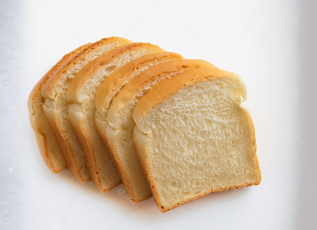 Fatias de pão de forma em fundo branco