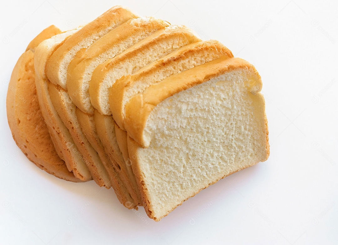 Fatias de pão de forma em fundo branco