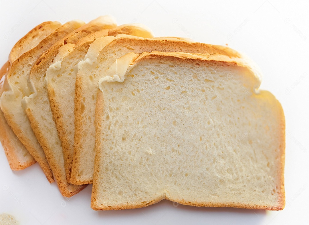 Fatias de pão de forma em fundo branco