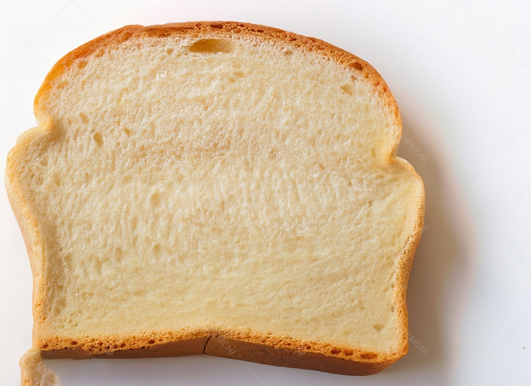 Fatias de pão de forma em fundo branco