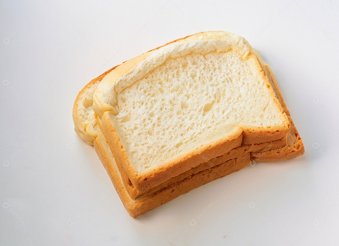 Fatias de pão de forma em fundo branco