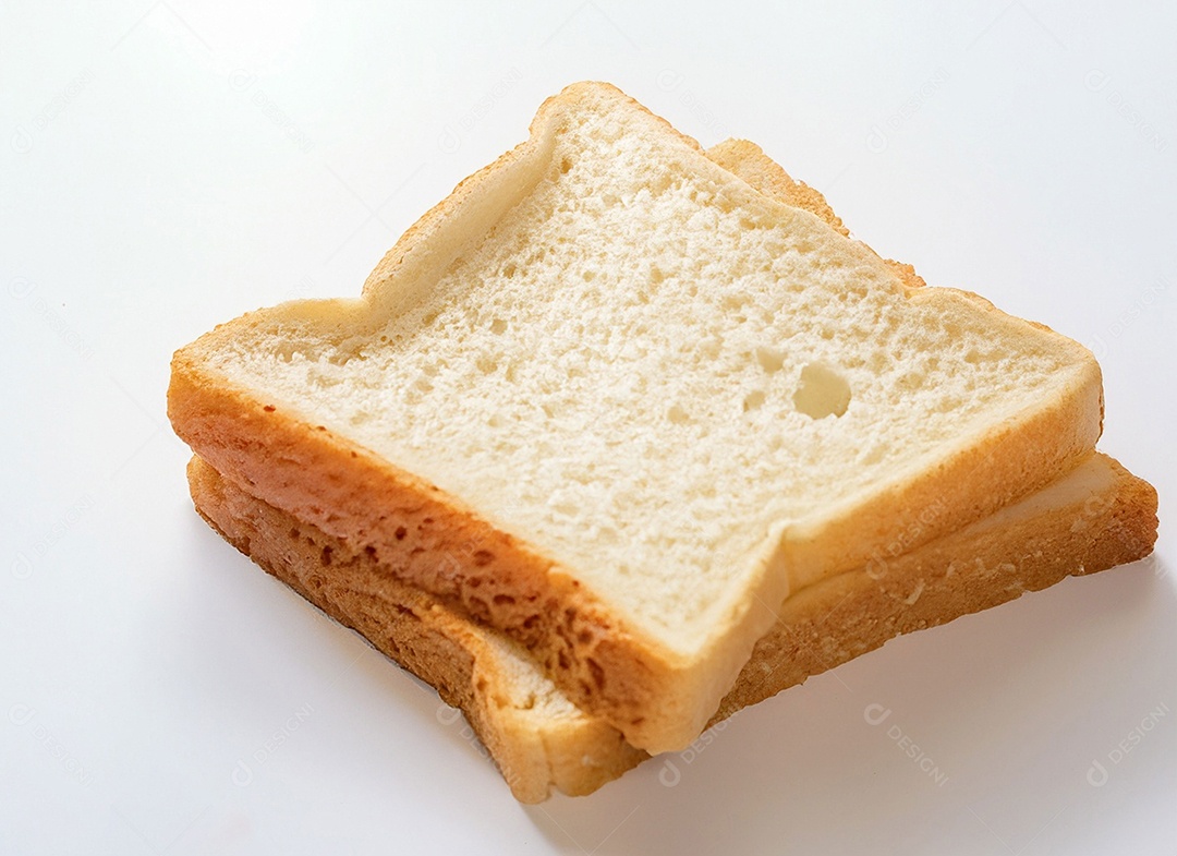 Fatia de pão de forma sobre fundo branco