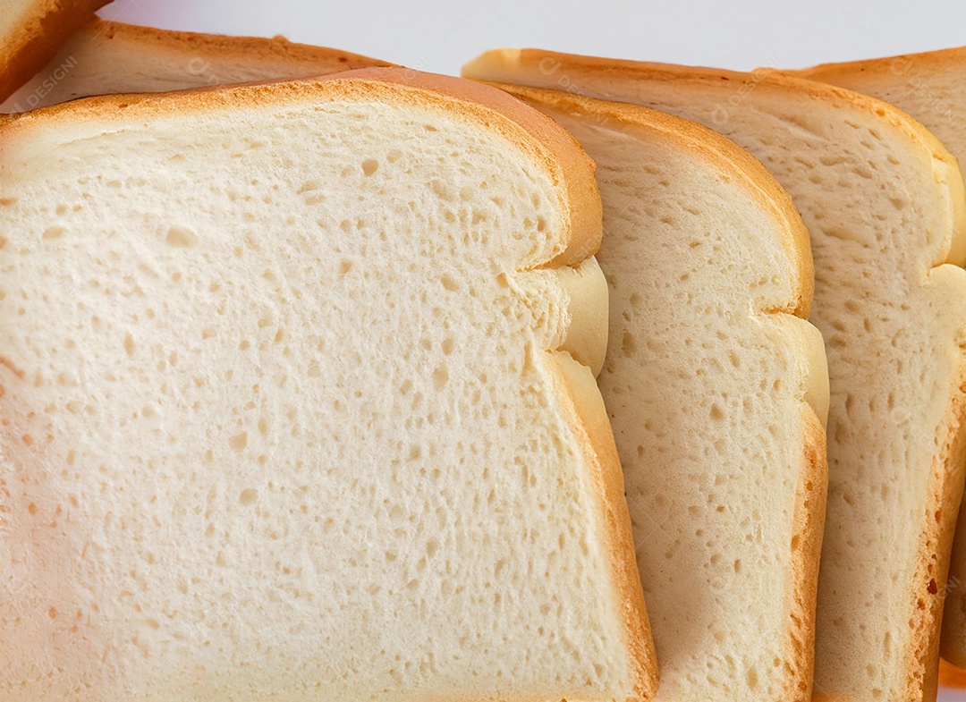 Fatias de pão de forma em fundo branco