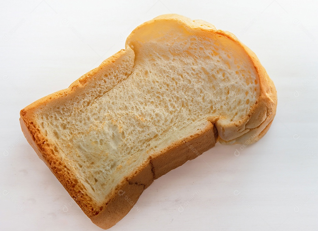 Pão de forma em fatias sobre fundo branco