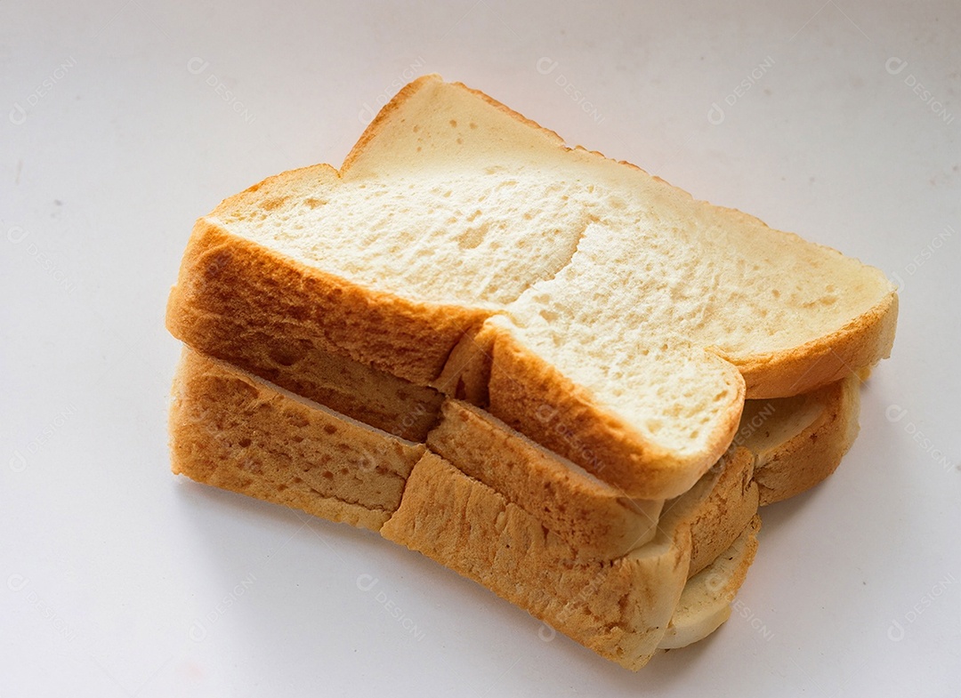 Fatias de pão de forma em fundo branco