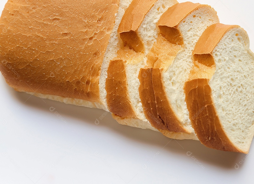 Pão de forma em fatias sobre fundo branco