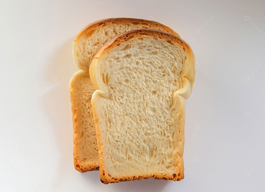 Pão de forma em fatias sobre fundo branco