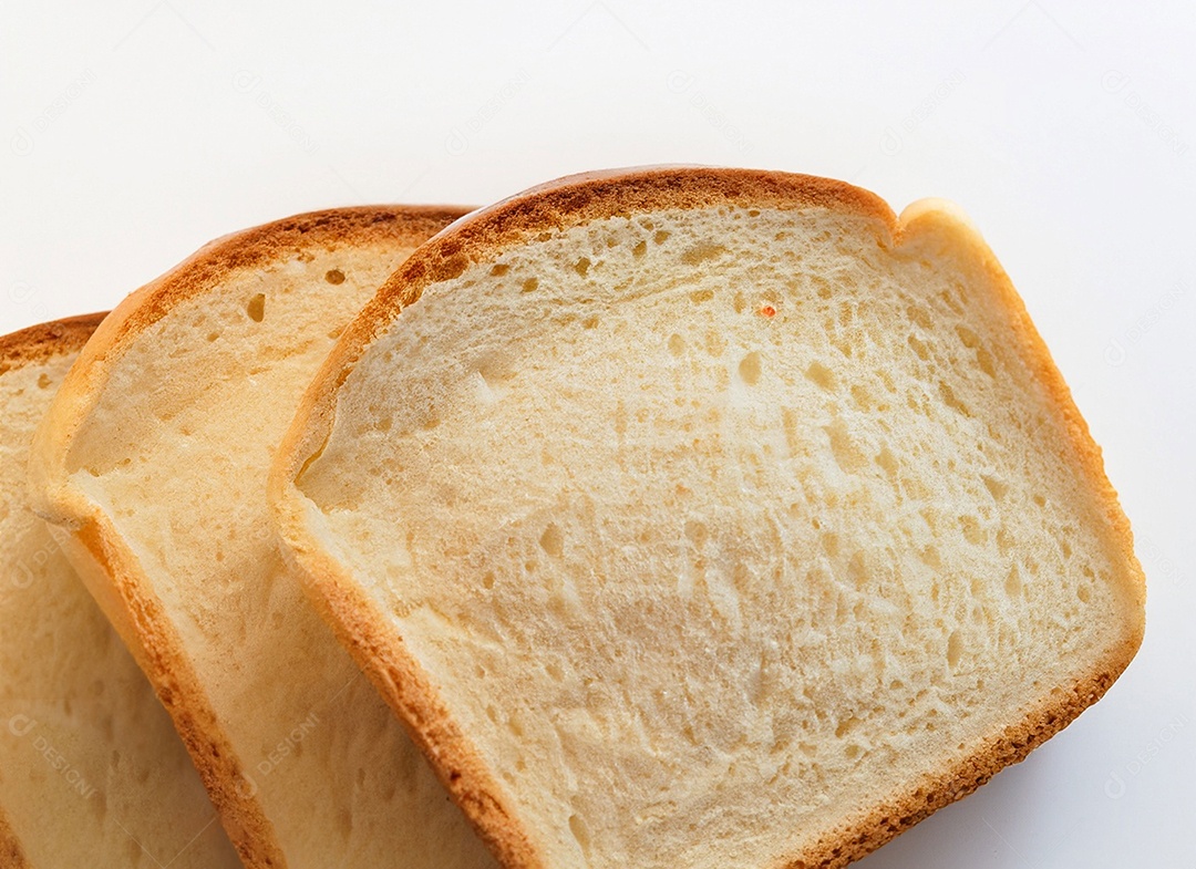 Pão de forma em fatias sobre fundo branco