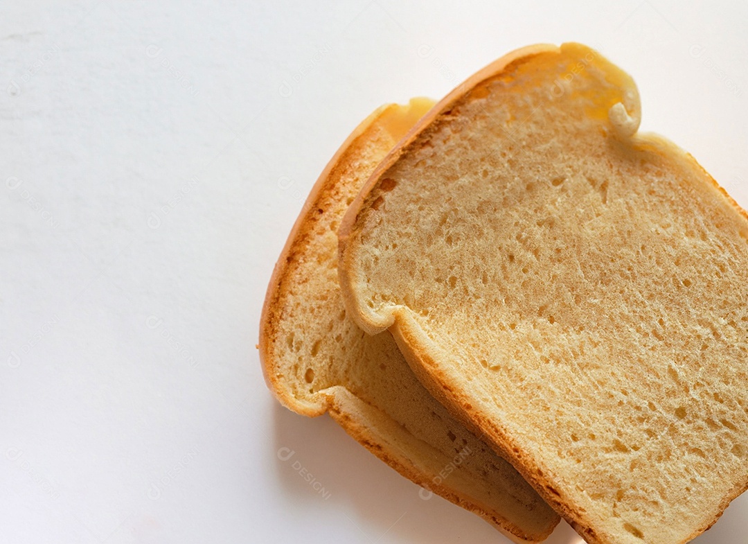 Pão de forma em fatias sobre fundo branco