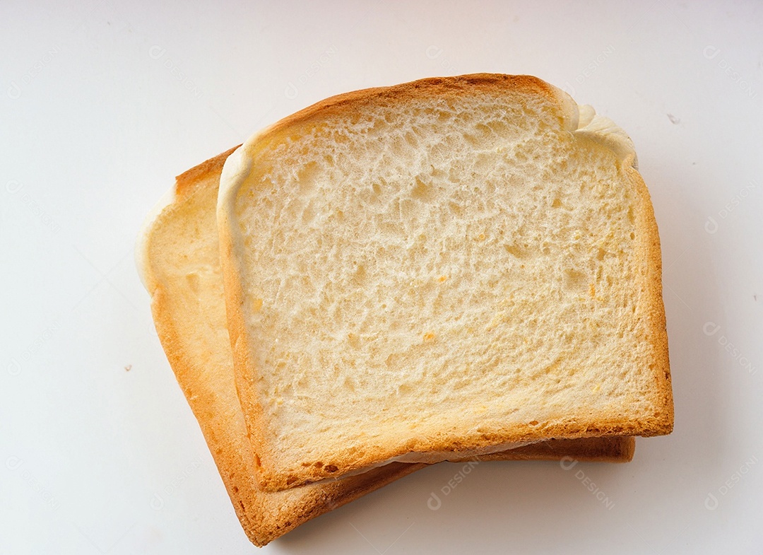 Pão de forma em fatias sobre fundo branco