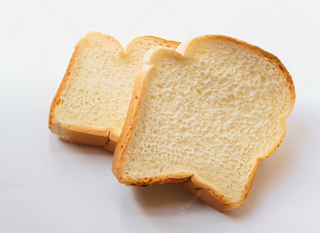 Pão de forma em fatias sobre fundo branco