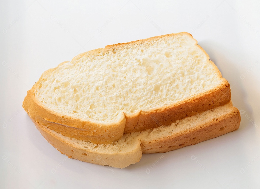 Pão de forma em fatias sobre fundo branco