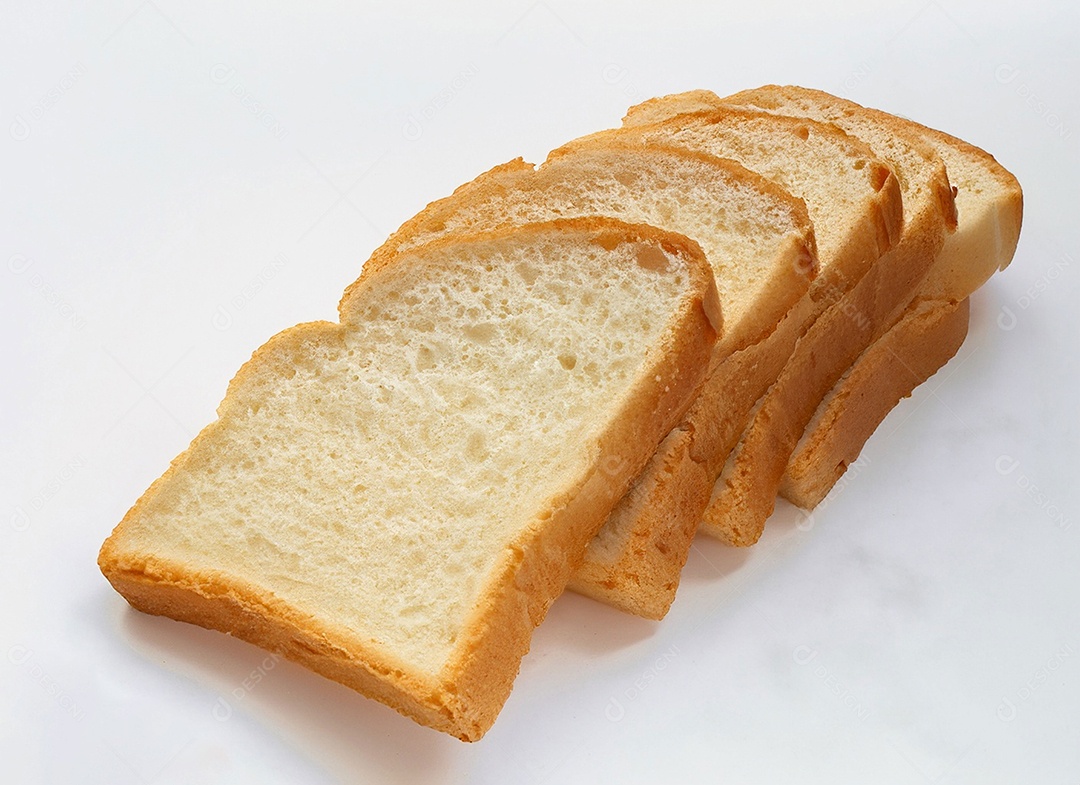Fatias de pão de forma em fundo branco