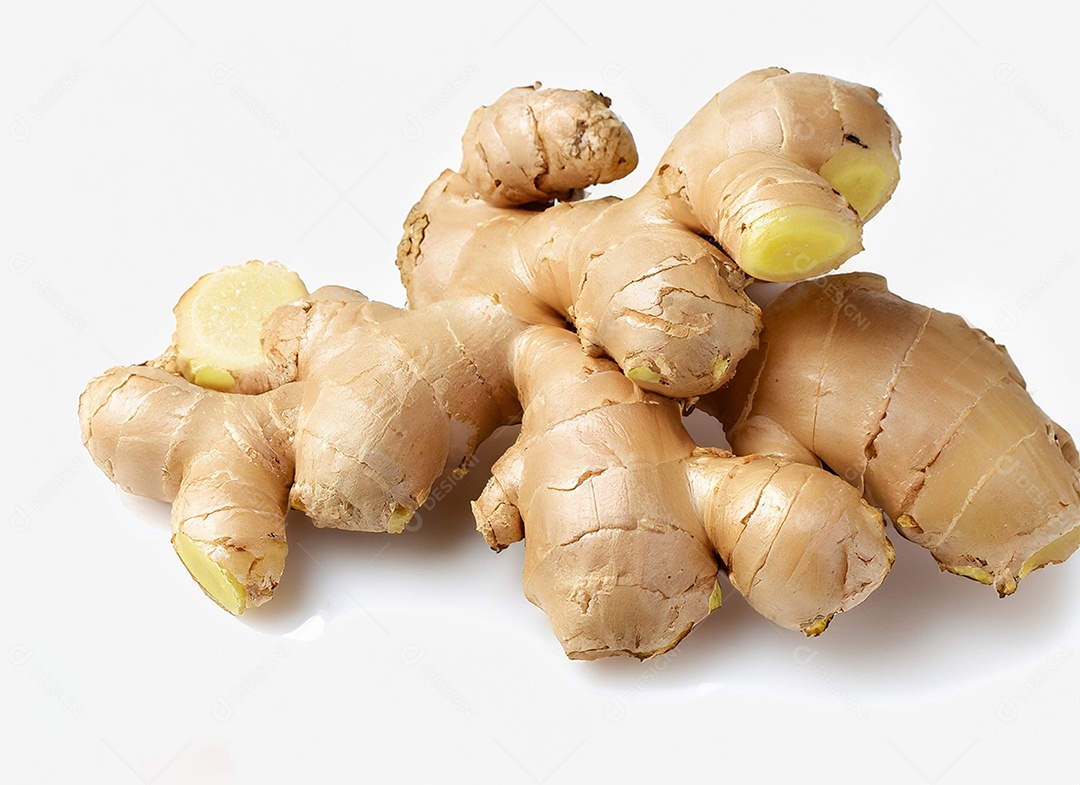 Gengibre em fundo branco