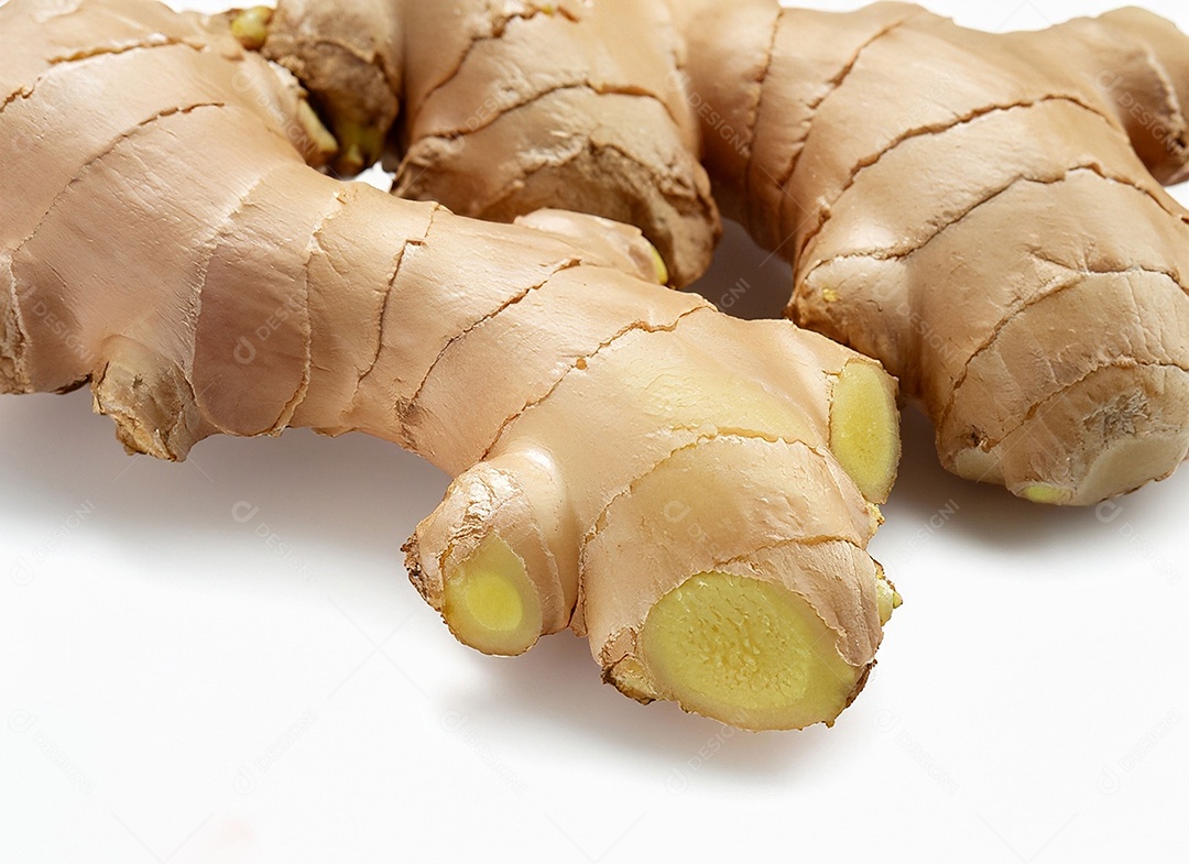 Gengibre em fundo branco