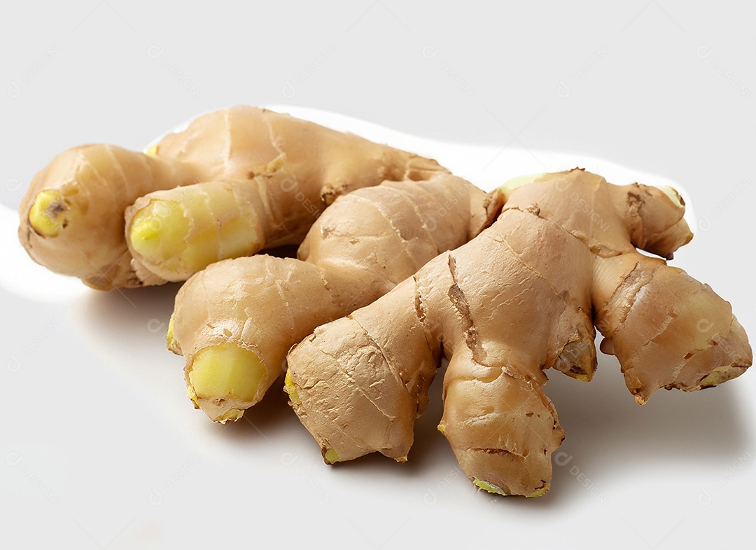 Gengibre em fundo branco