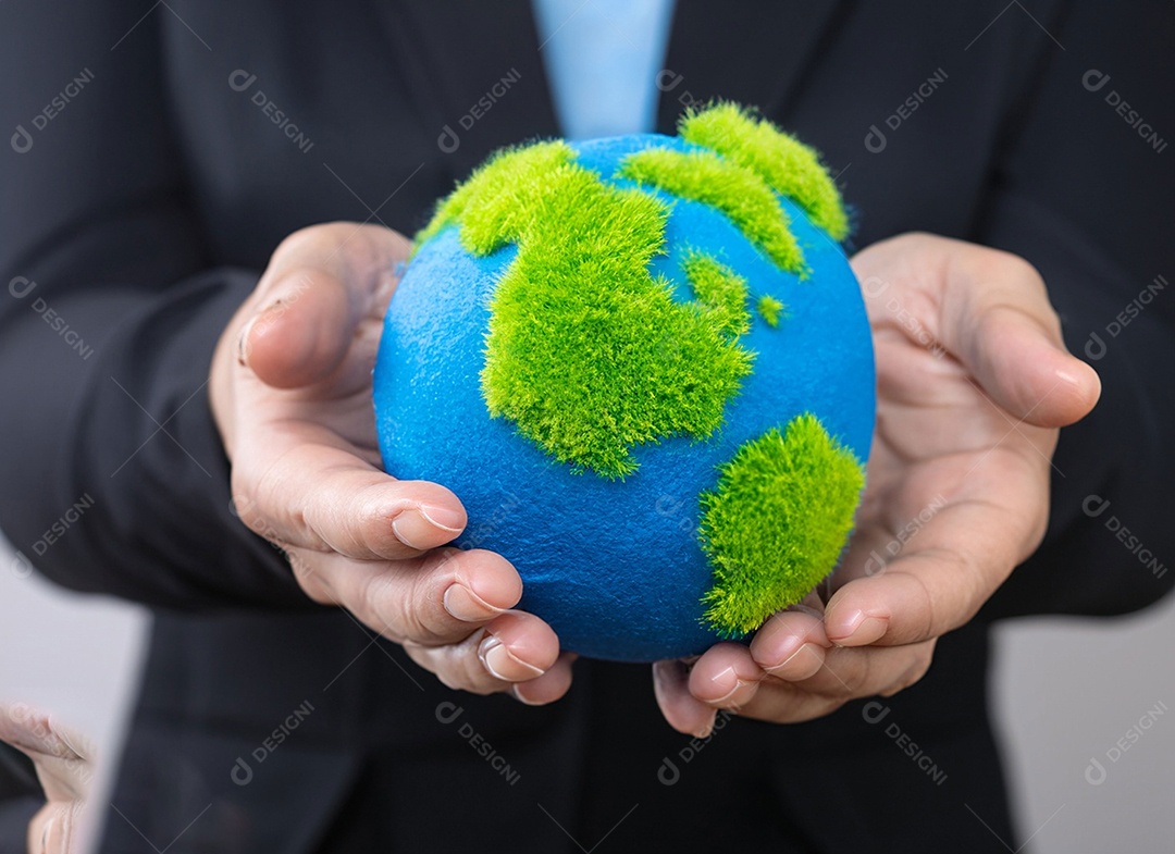 Planeta Terra nas mãos e folhas verdes