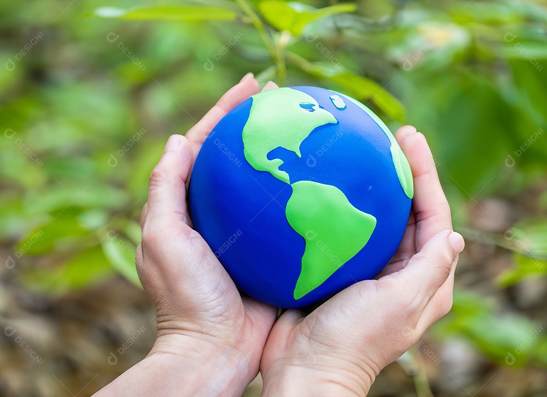 Planeta Terra nas mãos e folhas verdes