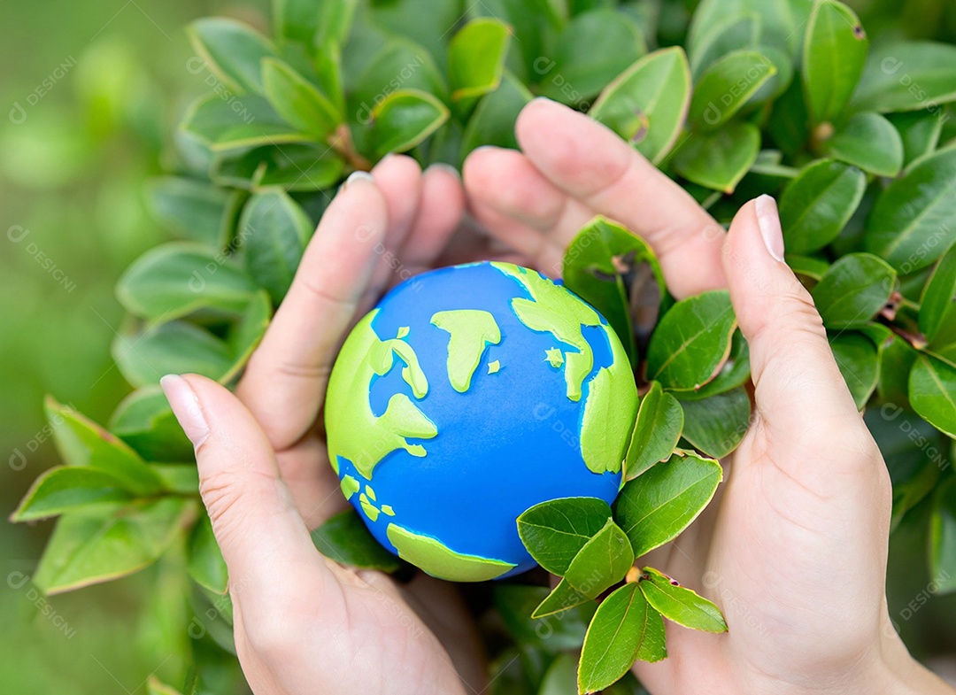 Planeta Terra nas mãos e folhas verdes