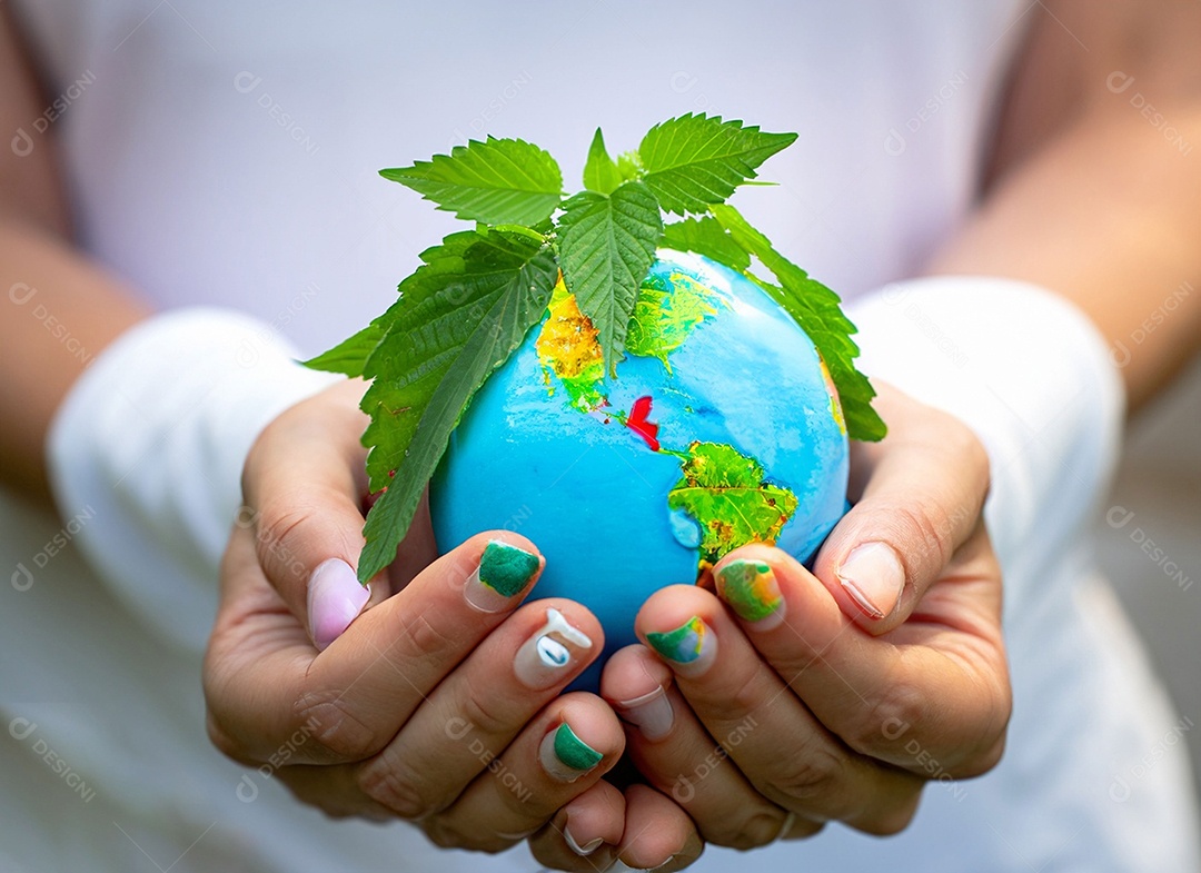 Planeta Terra nas mãos folhas verdes