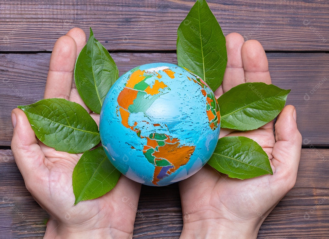 Planeta Terra nas mãos folhas verdes