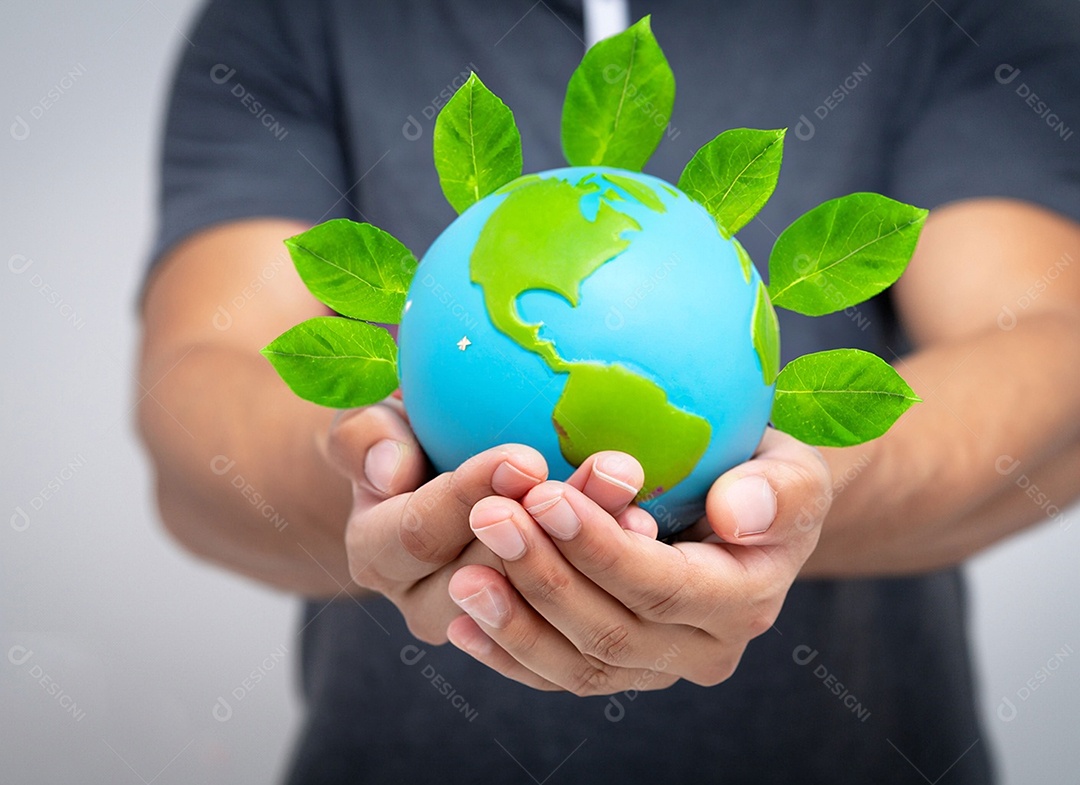 Planeta Terra nas mãos folhas verdes