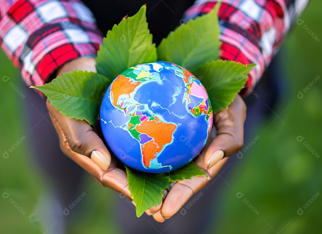 Planeta Terra nas mãos folhas verdes
