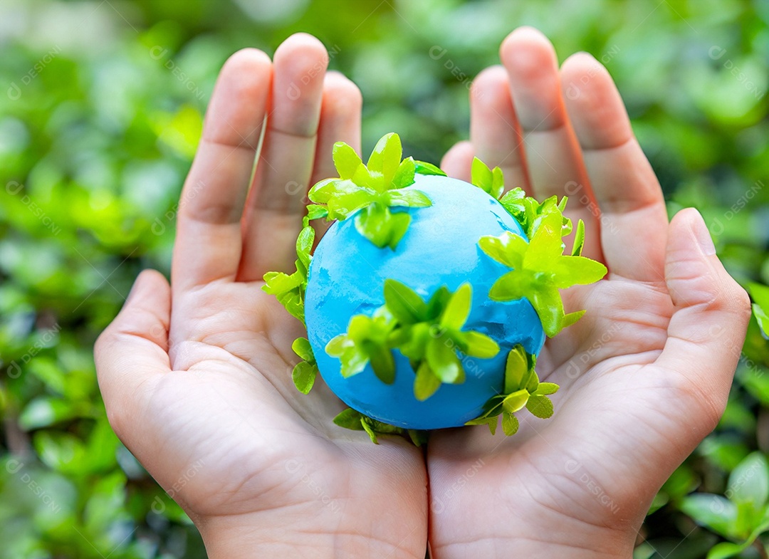 Planeta Terra nas mãos folhas verdes