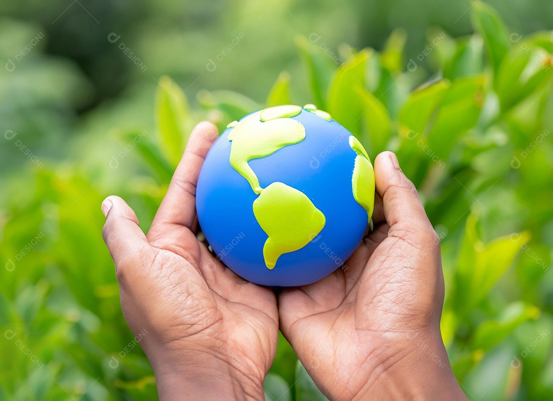 Planeta Terra nas mãos folhas verdes