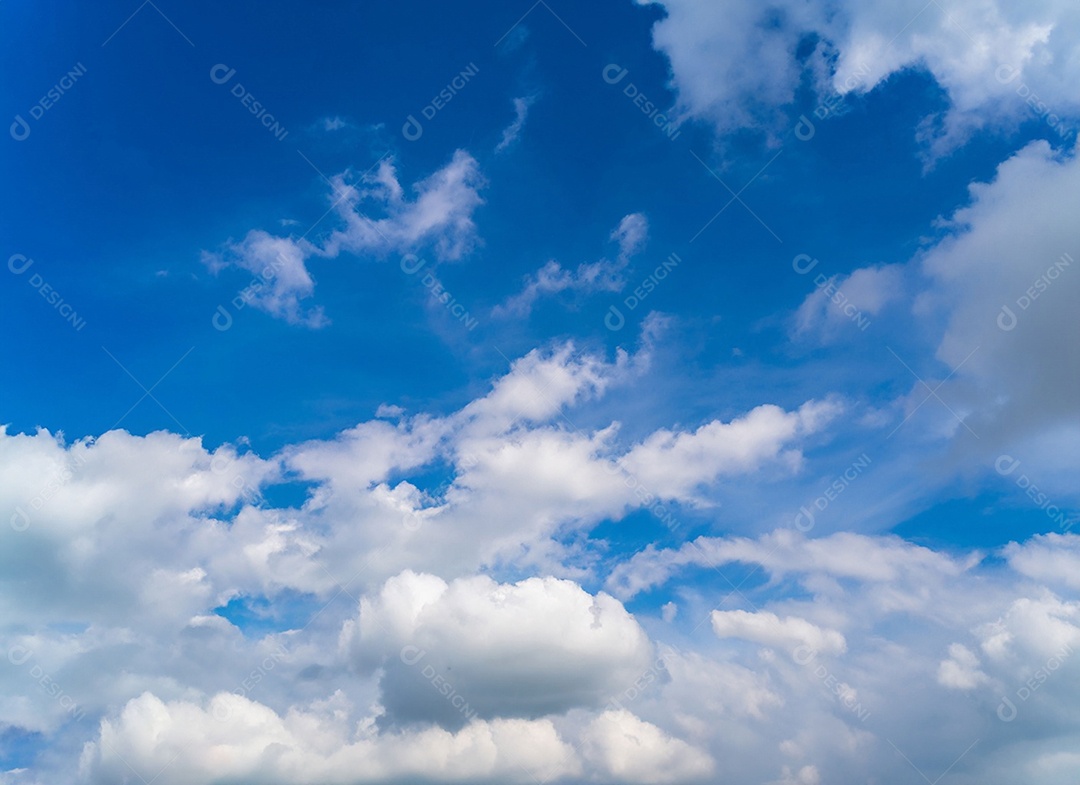 Nuvem branca no céu azul