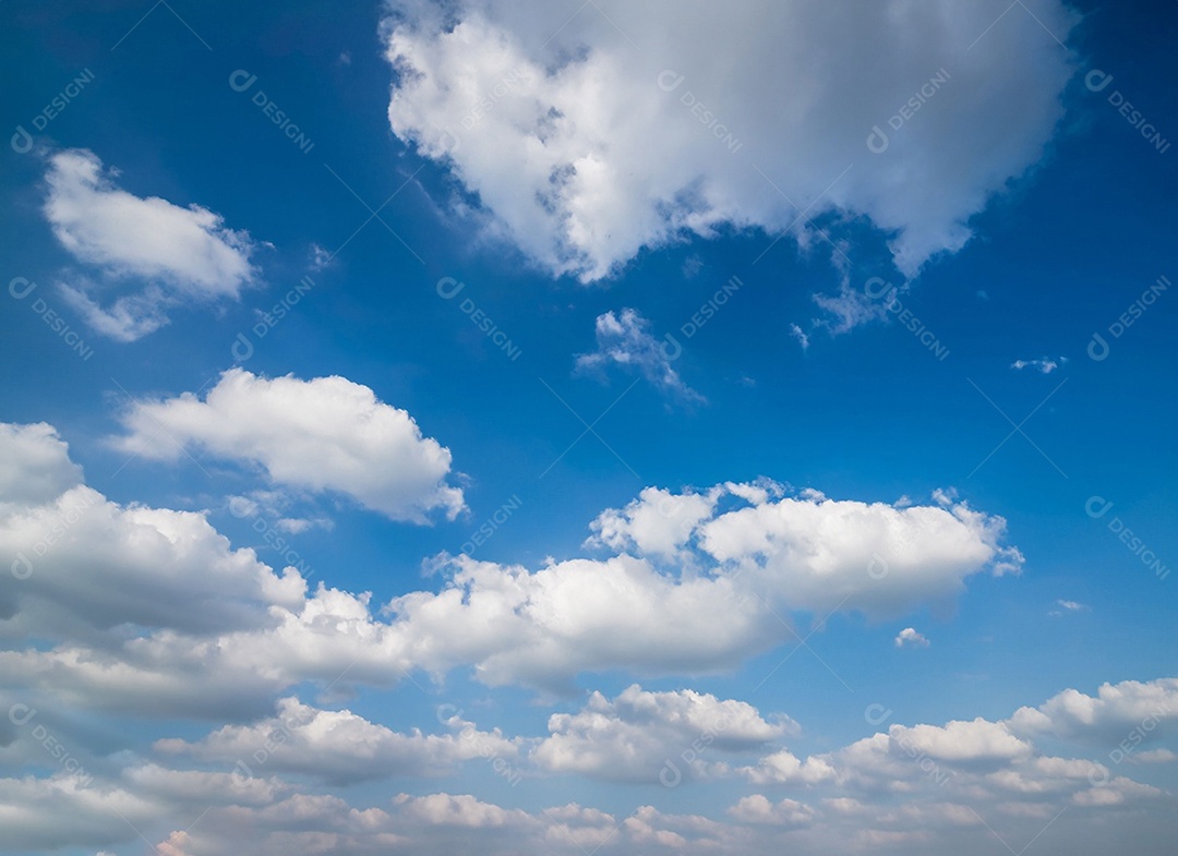 Nuvens no céu aberto azulado