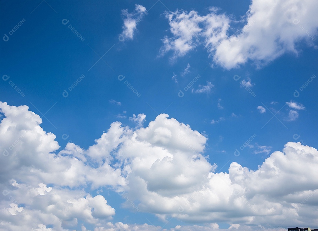 Nuvens branca em céu azul lindo