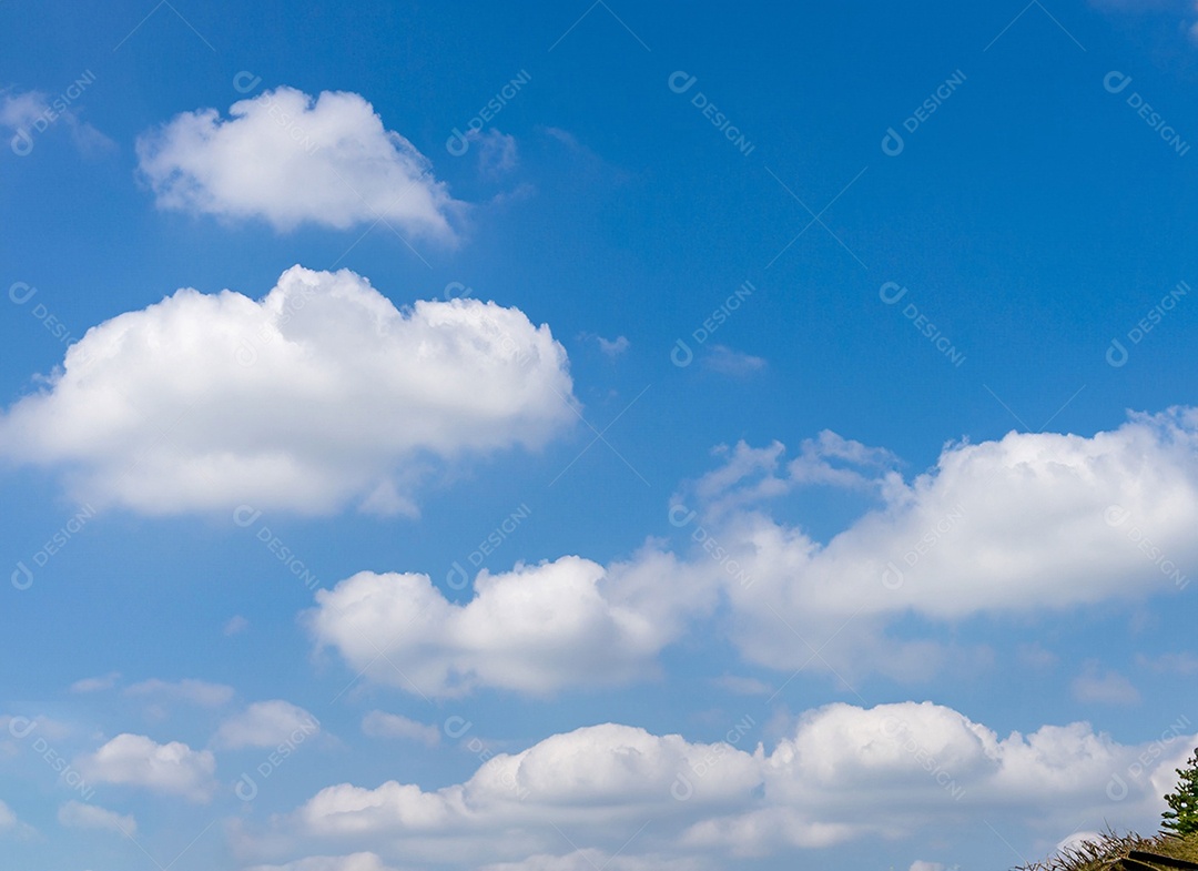 Nuvens branca em céu azul lindo