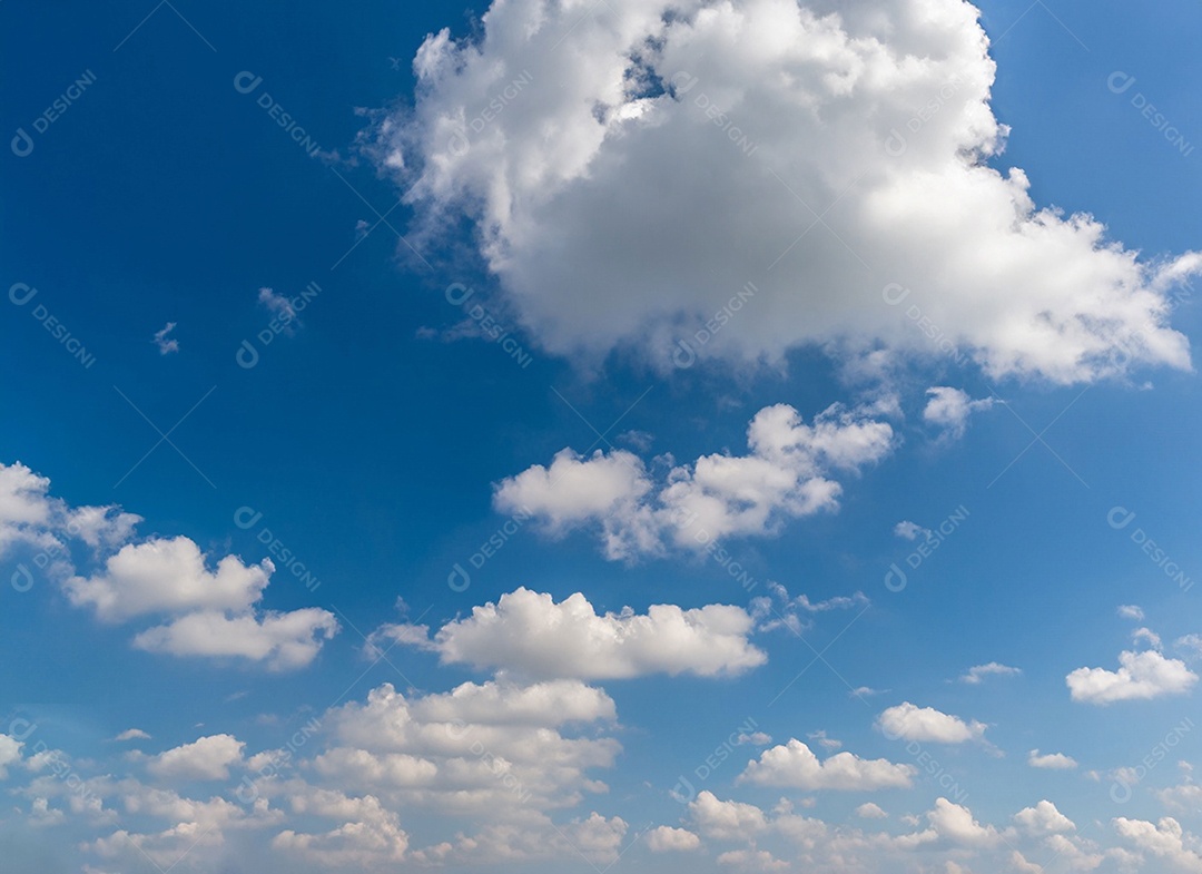 Nuvens branca no céu azul