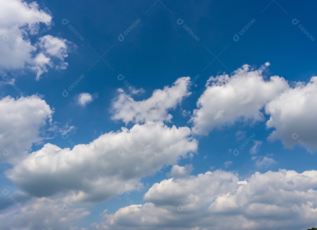 Nuvens no céu aberto azulado