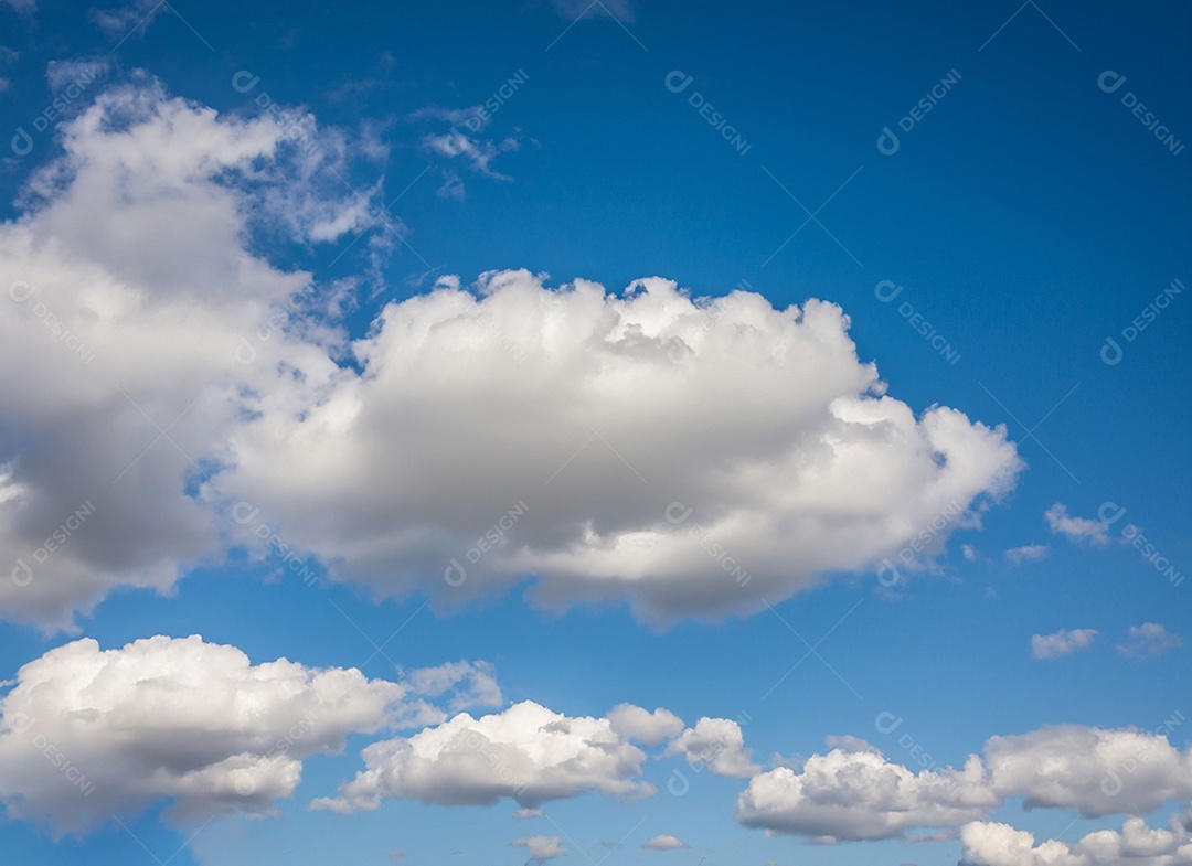 Nuvens no céu aberto azulado