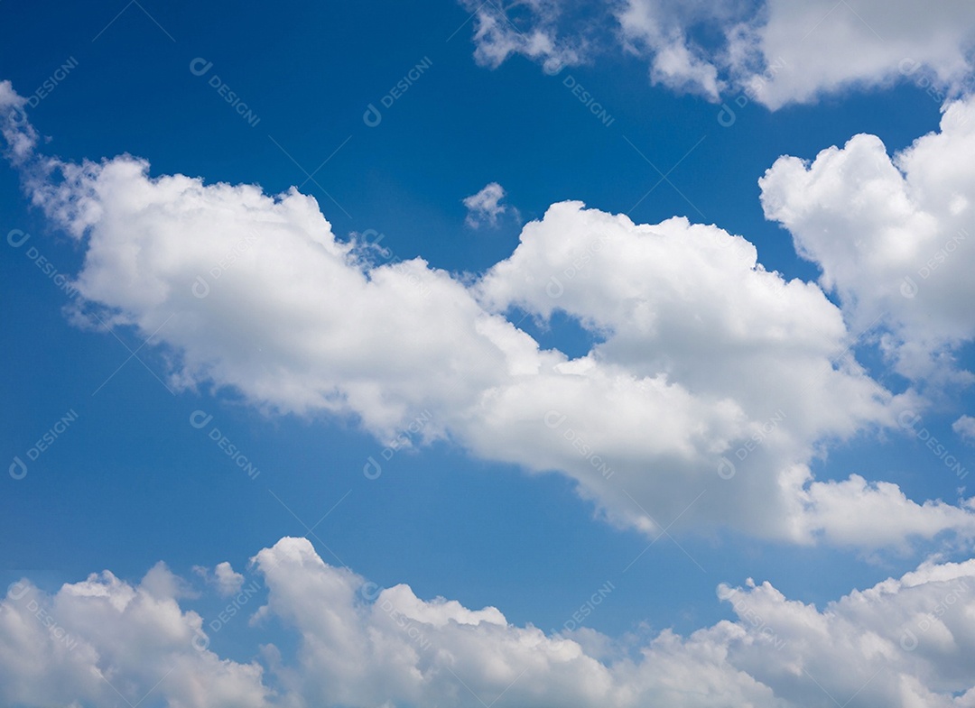 Nuvens no céu aberto azulado