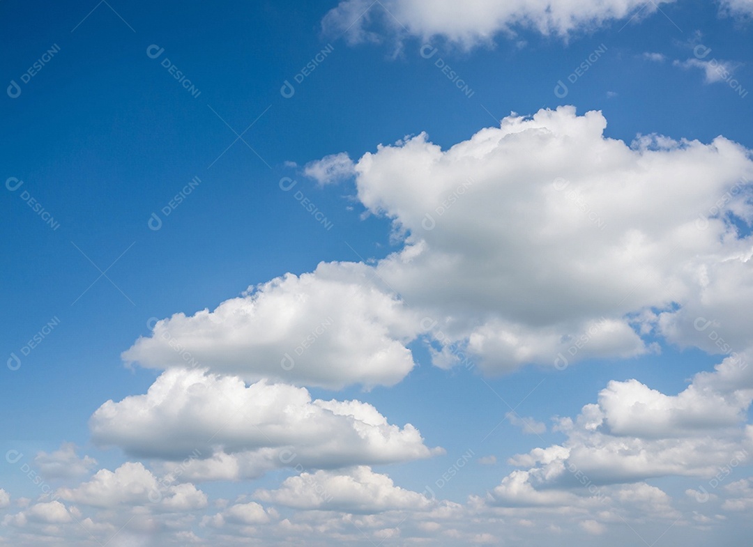Nuvens branca em céu azul lindo