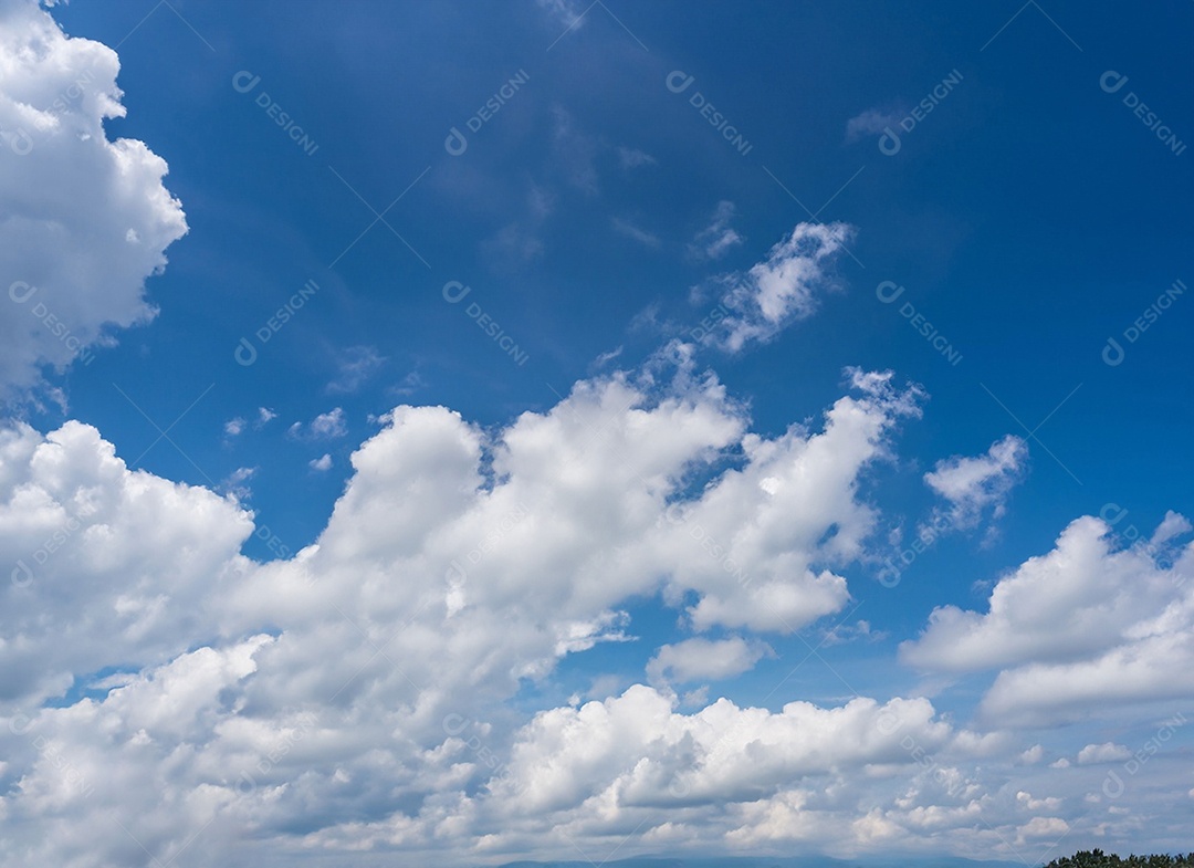 Nuvem branca no céu azul