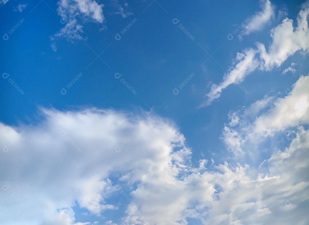 Nuvem branca no céu azul