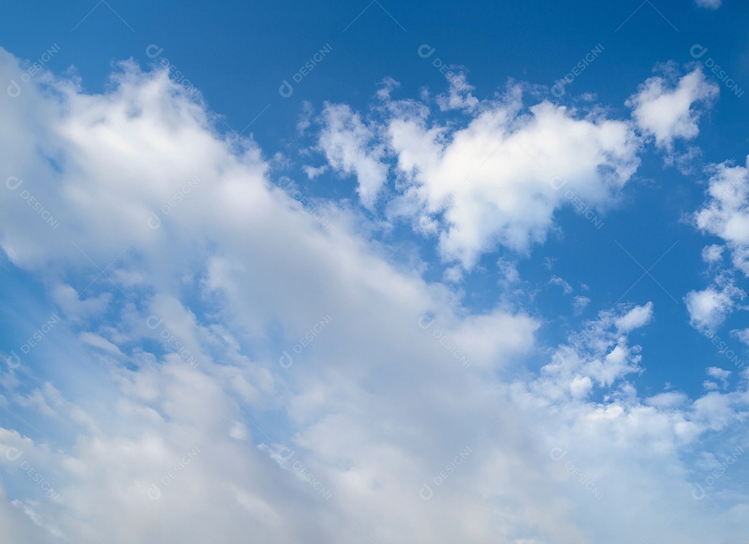 Nuvens no céu aberto azulado