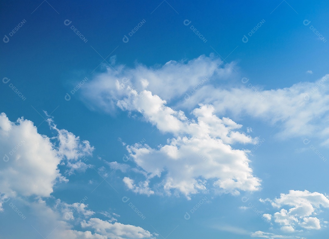 Nuvens branca em céu azul lindo