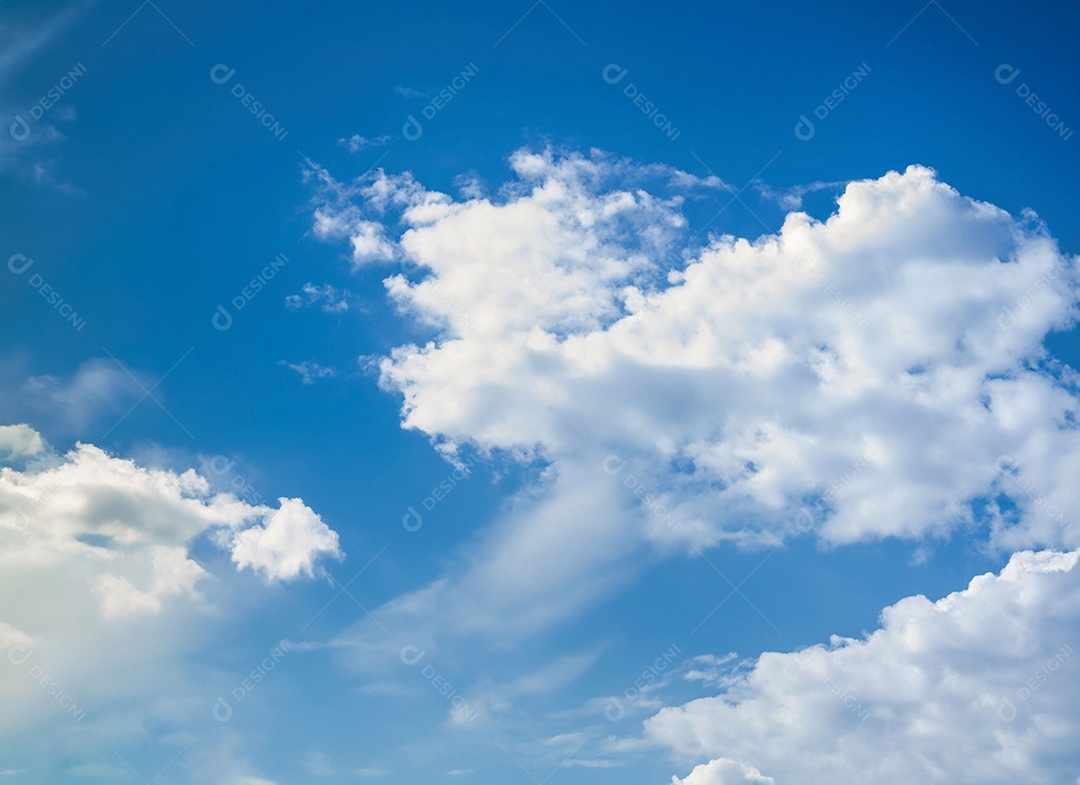 Nuvens no céu aberto azulado