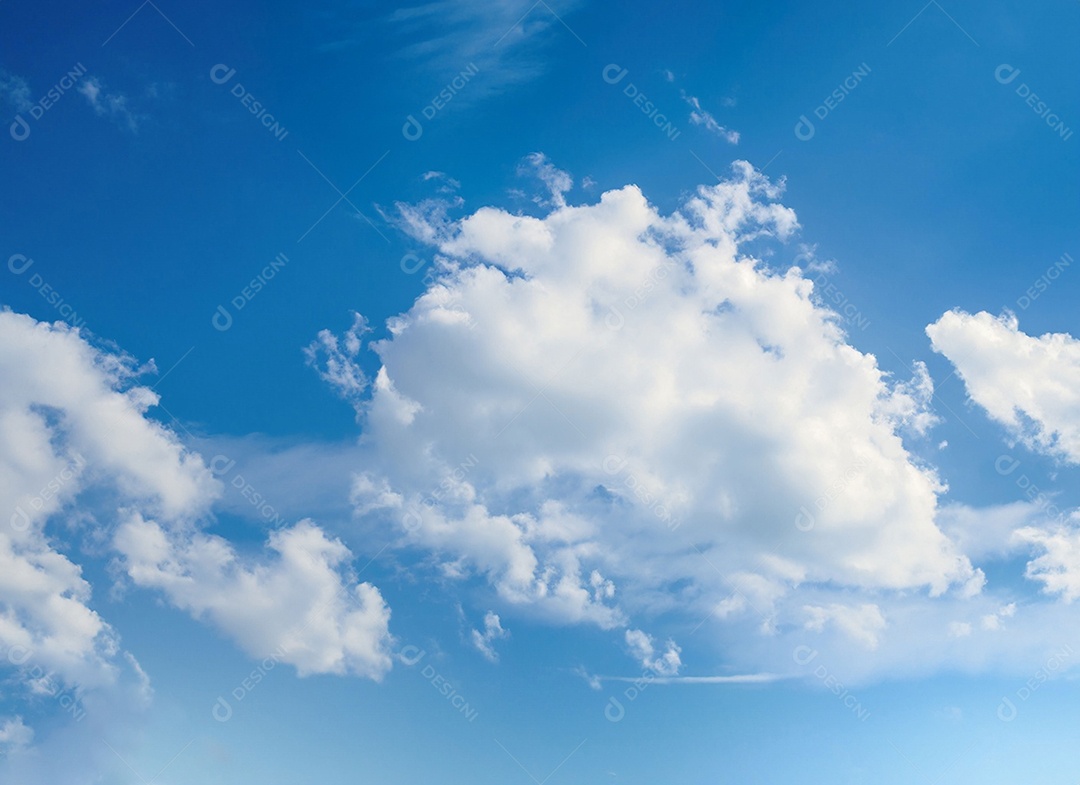 Nuvem branca no céu azul