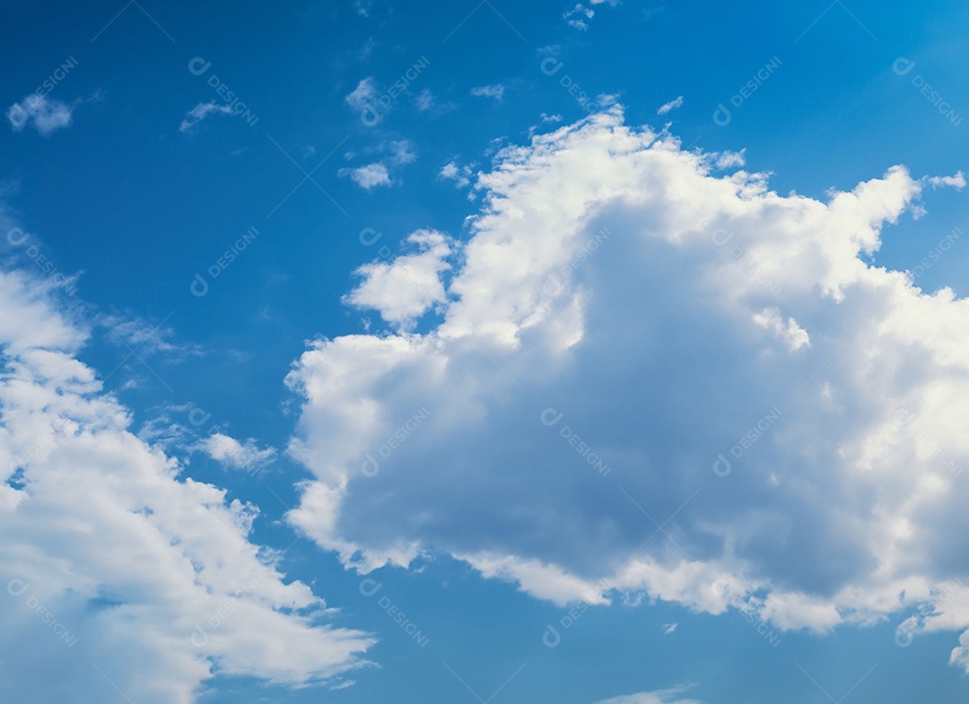 Nuvens branca em céu azul lindo