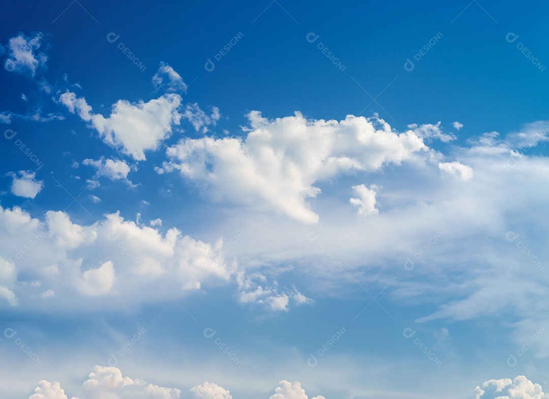 Nuvens branca em céu azul lindo