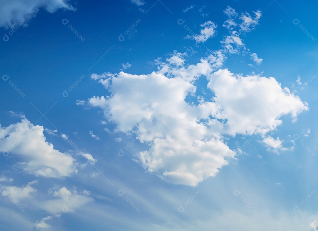 Nuvens branca em céu azul lindo