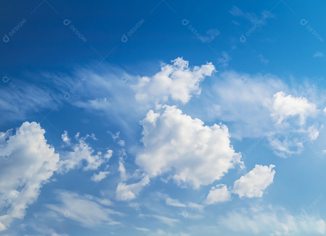 Nuvens branca em céu azul lindo